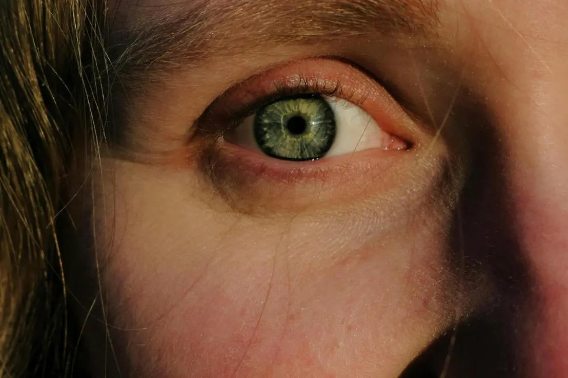 A menopausa traz mudanças hormonais que impactam a saúde ocular. Entenda por que o olho seco ocorre e como buscar alívio para o desconforto diário.