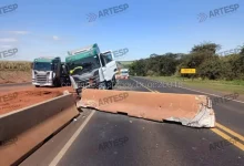 Motorista sofre mal súbito e colide carreta contra mureta na Rodovia Manílio Gobbi, em Paraguaçu Paulista. Confira os detalhes do atendimento.