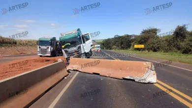 Acidente na Rodovia Manílio Gobbi em Paraguaçu Paulista 2 Motorista sofre mal súbito e colide carreta contra mureta na Rodovia Manílio Gobbi, em Paraguaçu Paulista. Confira os detalhes do atendimento.