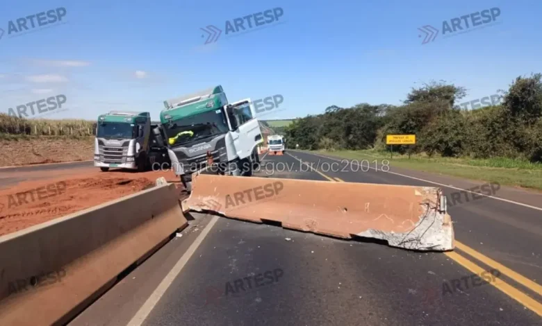 Motorista sofre mal súbito e colide carreta contra mureta na Rodovia Manílio Gobbi, em Paraguaçu Paulista. Confira os detalhes do atendimento.