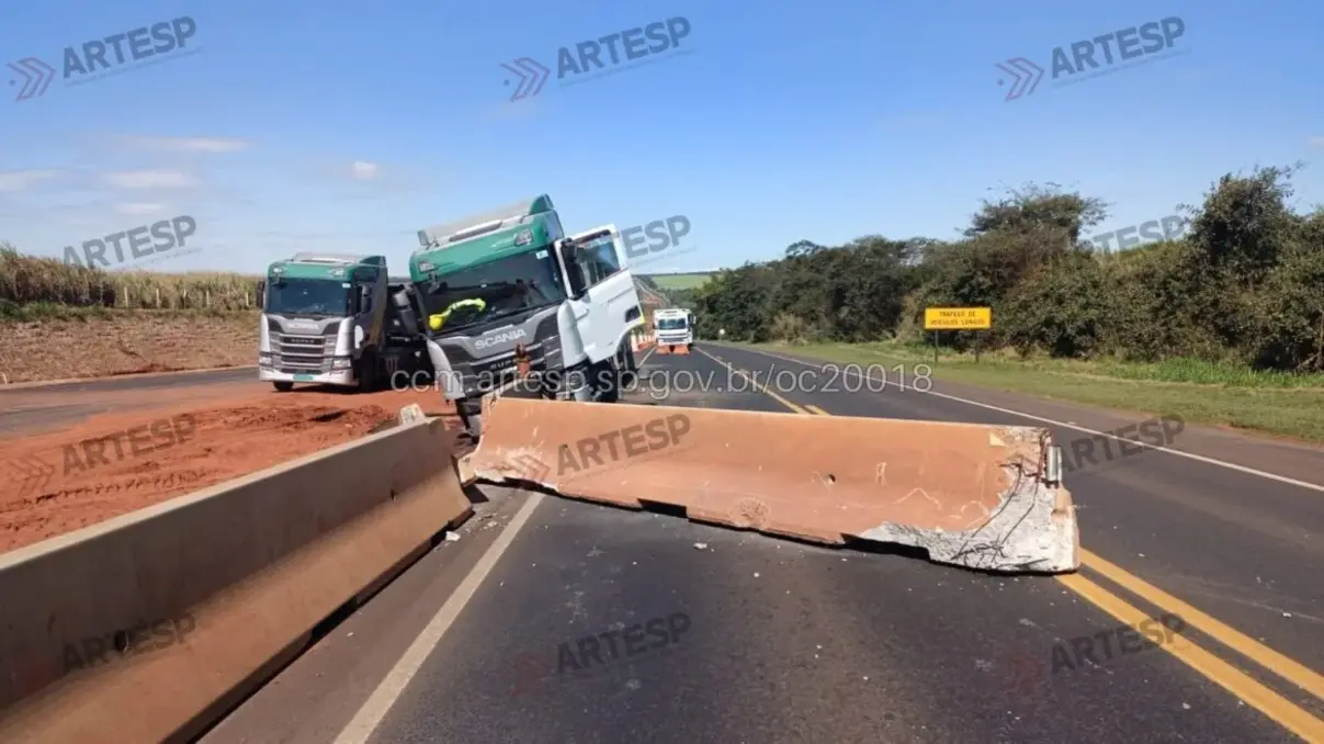 Motorista sofre mal súbito e colide carreta contra mureta na Rodovia Manílio Gobbi, em Paraguaçu Paulista. Confira os detalhes do atendimento.