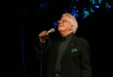 O lendário cantor Peppino di Capri, voz do sucesso 'Champagne', faleceu aos 86 anos. Relembre a trajetória do artista que marcou gerações da música mundial.