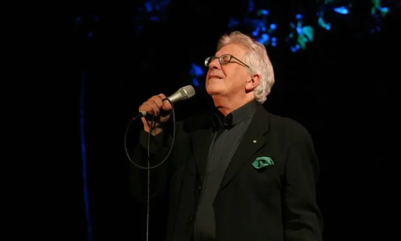 O lendário cantor Peppino di Capri, voz do sucesso 'Champagne', faleceu aos 86 anos. Relembre a trajetória do artista que marcou gerações da música mundial.