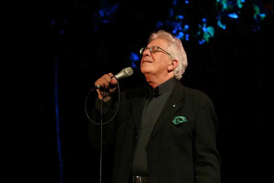 Morre Peppino di Capri, ícone da música italiana, aos 86 anos 6 O lendário cantor Peppino di Capri, voz do sucesso 'Champagne', faleceu aos 86 anos. Relembre a trajetória do artista que marcou gerações da música mundial.