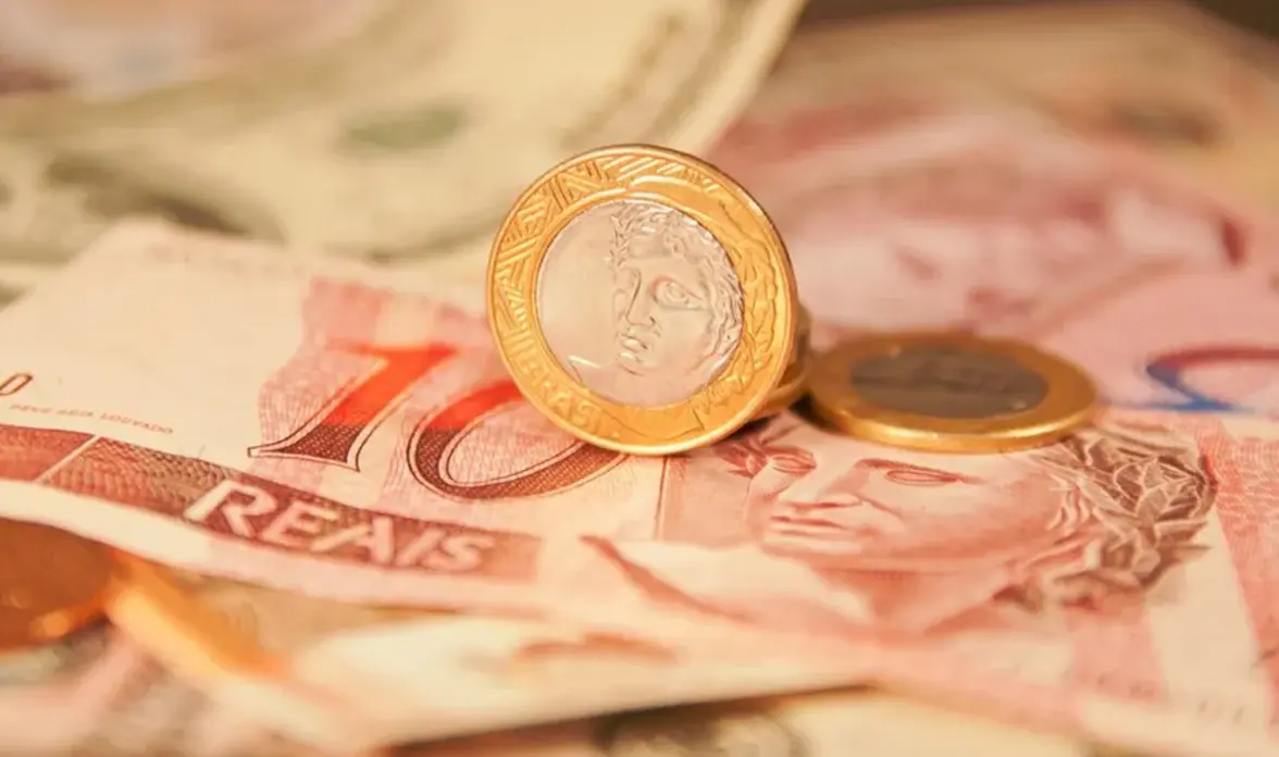 Descubra por que seus fundos de renda fixa rendem abaixo do CDI mesmo com juros altos e veja como proteger seu dinheiro de taxas e impostos.