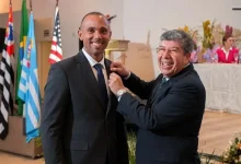 Rodrigo de Souza recebe a prestigiosa comenda Companheiro Paul Harris com uma safira durante cerimônia oficial de posse rotariana. Confira os detalhes.