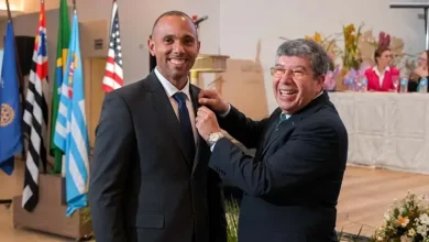 Rodrigo de Souza recebe a prestigiosa comenda Companheiro Paul Harris com uma safira durante cerimônia oficial de posse rotariana. Confira os detalhes.