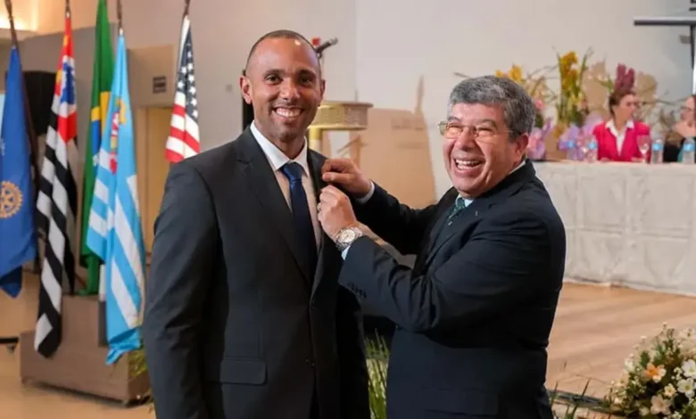 Rodrigo de Souza recebe a prestigiosa comenda Companheiro Paul Harris com uma safira durante cerimônia oficial de posse rotariana. Confira os detalhes.