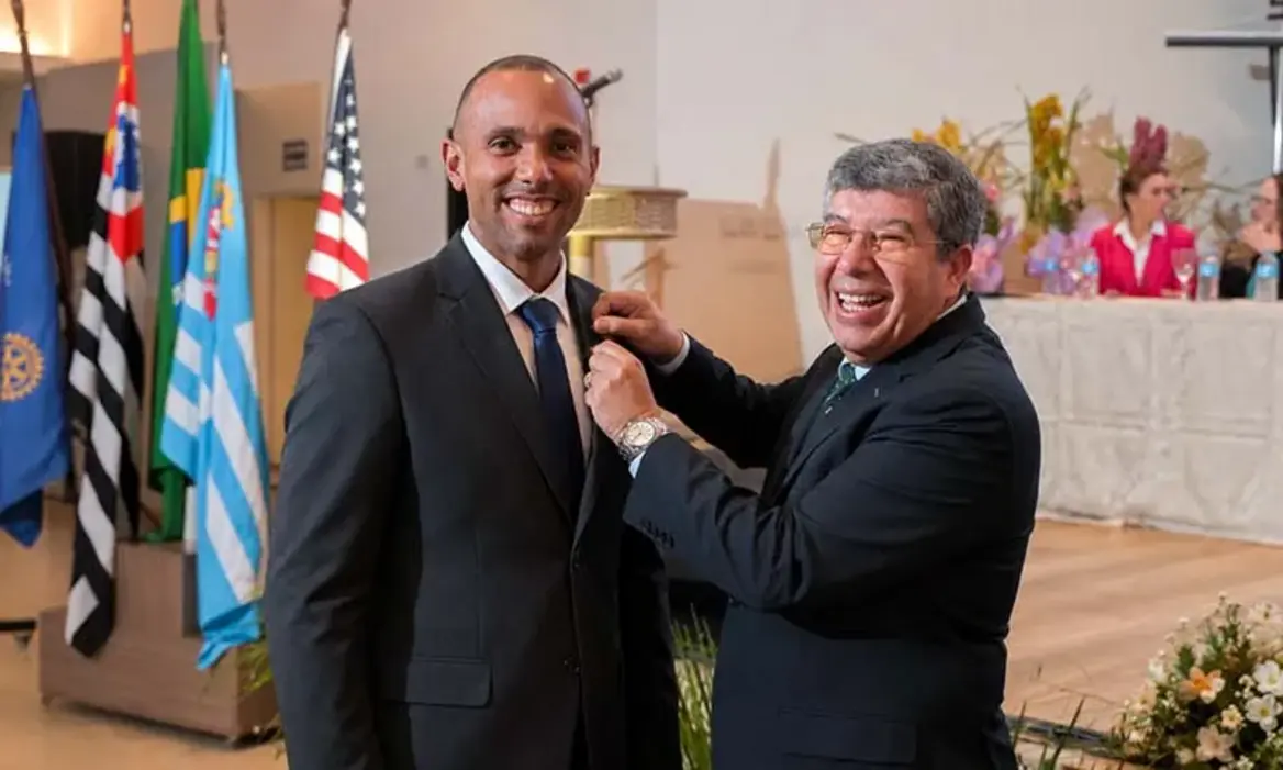 Rodrigo de Souza é homenageado com Título Paul Harris em posse 6 Rodrigo de Souza recebe a prestigiosa comenda Companheiro Paul Harris com uma safira durante cerimônia oficial de posse rotariana. Confira os detalhes.