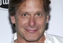 O ator Scott Bryce, conhecido pelo icônico papel em As the World Turns, faleceu. Relembre a trajetória e o legado deixado pelo artista na teledramaturgia.