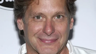 O ator Scott Bryce, conhecido pelo icônico papel em As the World Turns, faleceu. Relembre a trajetória e o legado deixado pelo artista na teledramaturgia.