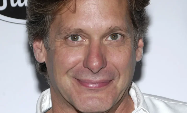 O ator Scott Bryce, conhecido pelo icônico papel em As the World Turns, faleceu. Relembre a trajetória e o legado deixado pelo artista na teledramaturgia.