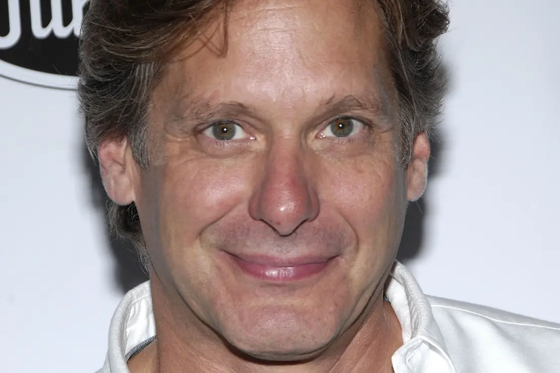 O ator Scott Bryce, conhecido pelo icônico papel em As the World Turns, faleceu. Relembre a trajetória e o legado deixado pelo artista na teledramaturgia.