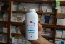 A Johnson & Johnson ofereceu US$ 8 bilhões para encerrar milhares de processos judiciais envolvendo alegações de que seu talco causaria câncer.