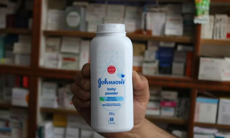 A Johnson & Johnson ofereceu US$ 8 bilhões para encerrar milhares de processos judiciais envolvendo alegações de que seu talco causaria câncer.