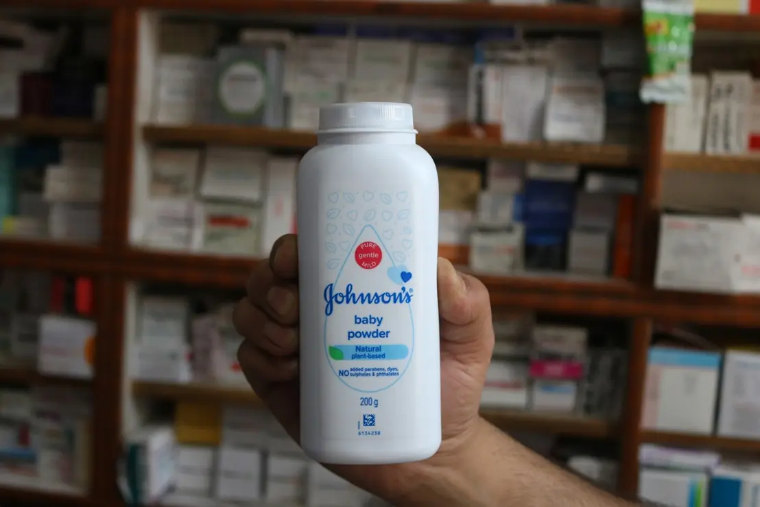 A Johnson & Johnson ofereceu US$ 8 bilhões para encerrar milhares de processos judiciais envolvendo alegações de que seu talco causaria câncer.