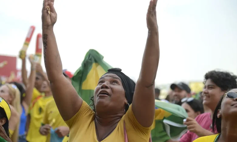 A Polícia Militar reforça o policiamento em áreas de grande circulação de torcedores para garantir a ordem pública e a segurança de todos os cidadãos.