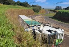 Um grave acidente envolvendo o tombamento de uma carreta bloqueou o acesso à Rodovia Raposo Tavares em Paraguaçu Paulista. Confira os detalhes da ocorrência.