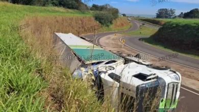 Carreta tomba na Raposo Tavares e bloqueia acesso em Paraguaçu 3 Um grave acidente envolvendo o tombamento de uma carreta bloqueou o acesso à Rodovia Raposo Tavares em Paraguaçu Paulista. Confira os detalhes da ocorrência.