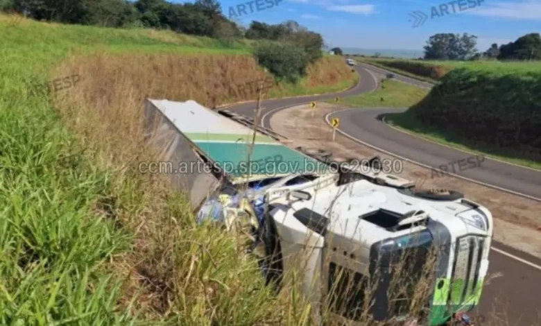 Um grave acidente envolvendo o tombamento de uma carreta bloqueou o acesso à Rodovia Raposo Tavares em Paraguaçu Paulista. Confira os detalhes da ocorrência.