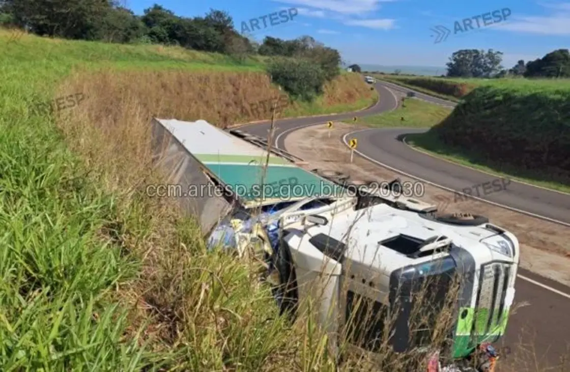 Carreta tomba na Raposo Tavares e bloqueia acesso em Paraguaçu 6 Um grave acidente envolvendo o tombamento de uma carreta bloqueou o acesso à Rodovia Raposo Tavares em Paraguaçu Paulista. Confira os detalhes da ocorrência.