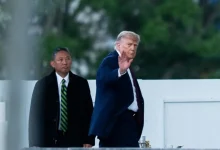 Donald Trump recua de proposta para cobrar pedágio no Estreito de Ormuz. Entenda os impactos geopolíticos dessa decisão para o mercado de petróleo global.