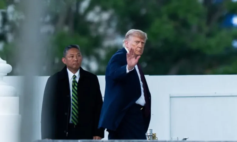 Donald Trump recua de proposta para cobrar pedágio no Estreito de Ormuz. Entenda os impactos geopolíticos dessa decisão para o mercado de petróleo global.