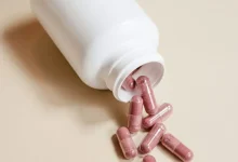Novos estudos investigam a relação entre o excesso de vitamina B12 e o desenvolvimento de tipos específicos de câncer. Entenda o alerta para a suplementação.
