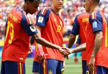 A Espanha garantiu vaga nas quartas da Copa do Mundo ao vencer a Áustria por 3 a 0. Descubra como a Fúria fez história com dois talentos sub-20 e o caminho para o título!