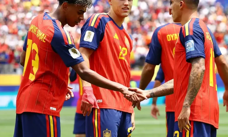 A Espanha garantiu vaga nas quartas da Copa do Mundo ao vencer a Áustria por 3 a 0. Descubra como a Fúria fez história com dois talentos sub-20 e o caminho para o título!