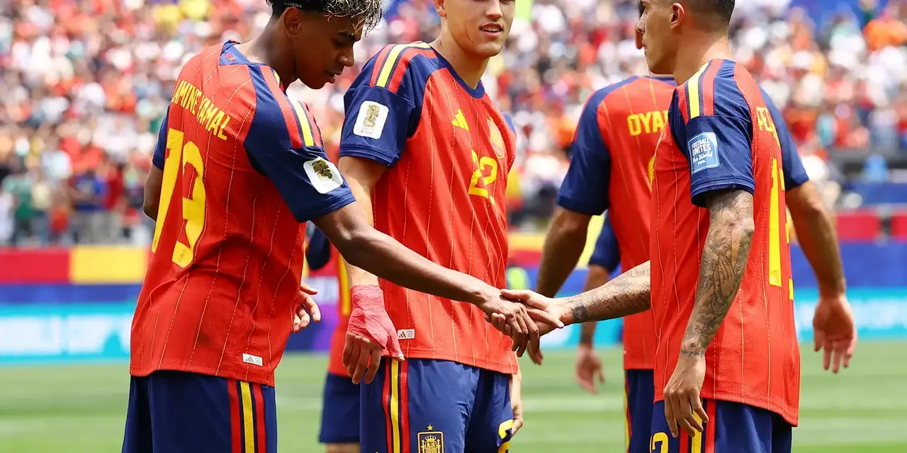 Espanha avança na Copa com recorde histórico de jovens sub-20 6 A Espanha garantiu vaga nas quartas da Copa do Mundo ao vencer a Áustria por 3 a 0. Descubra como a Fúria fez história com dois talentos sub-20 e o caminho para o título!