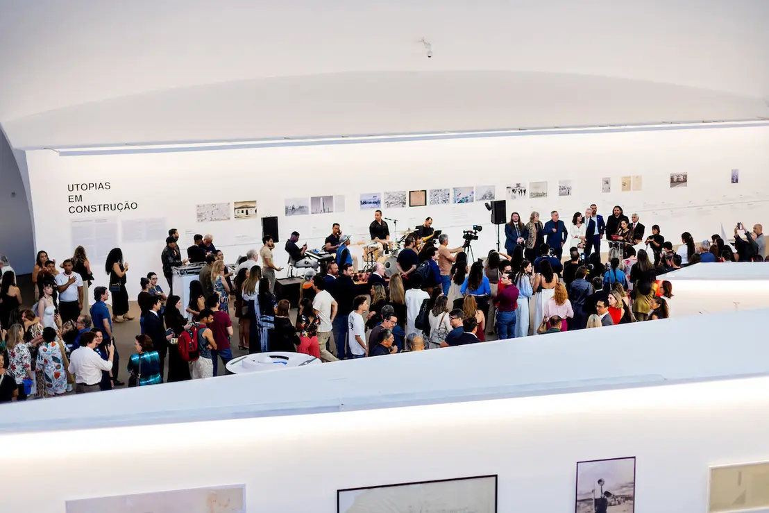 Exposição Utopias em Construção atrai 50 mil visitantes 6 A mostra cultural Utopias em Construção alcança a marca de 50 mil visitantes em apenas 20 dias, consolidando-se como um fenômeno de público e crítica.