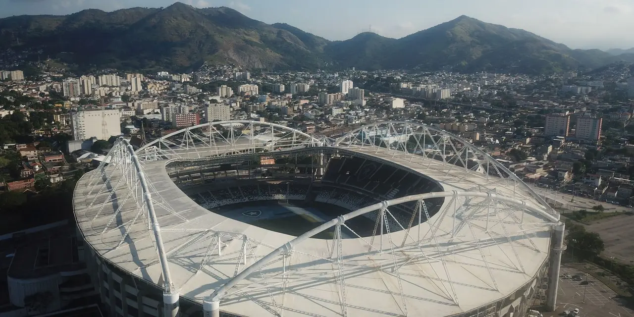 Fortes ventos no Rio de Janeiro forçaram o adiamento do clássico entre Botafogo e Fluminense pelo Brasileirão Feminino. Confira os detalhes da decisão.