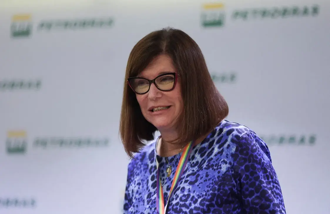 Petrobras planeja perfurar mais três poços na Foz do Amazonas 6 Após resultados promissores, a Petrobras solicita autorização para perfurar três novos poços na Foz do Amazonas, visando ampliar a exploração petrolífera.