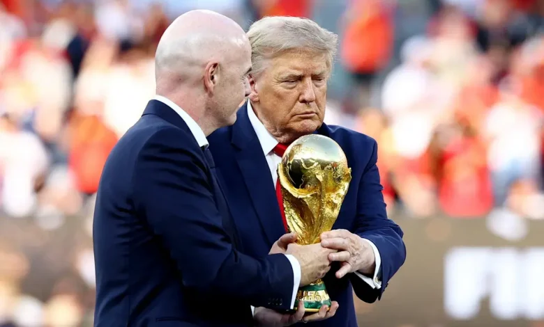 Donald Trump manifesta apoio público a Gianni Infantino, presidente da FIFA, classificando uma eventual substituição como um erro terrível para o futebol.