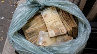Um morador de Guaíra teve uma surpresa incomum ao encontrar R$ 5,5 mil dentro de uma lixeira pública. Confira os detalhes desta história intrigante.