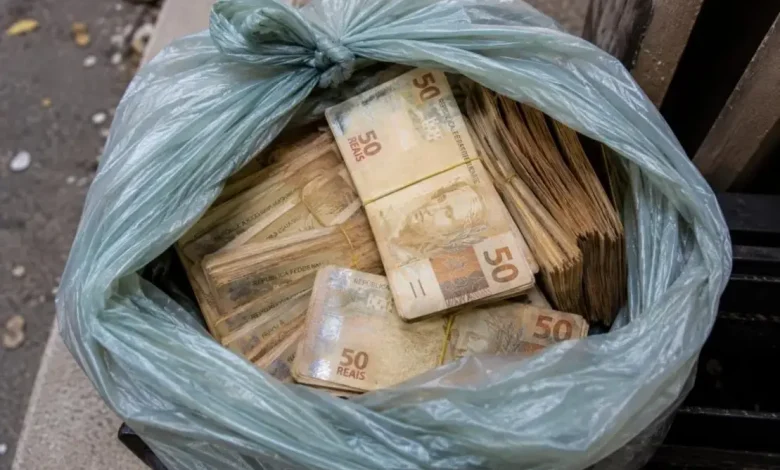 Um morador de Guaíra teve uma surpresa incomum ao encontrar R$ 5,5 mil dentro de uma lixeira pública. Confira os detalhes desta história intrigante.