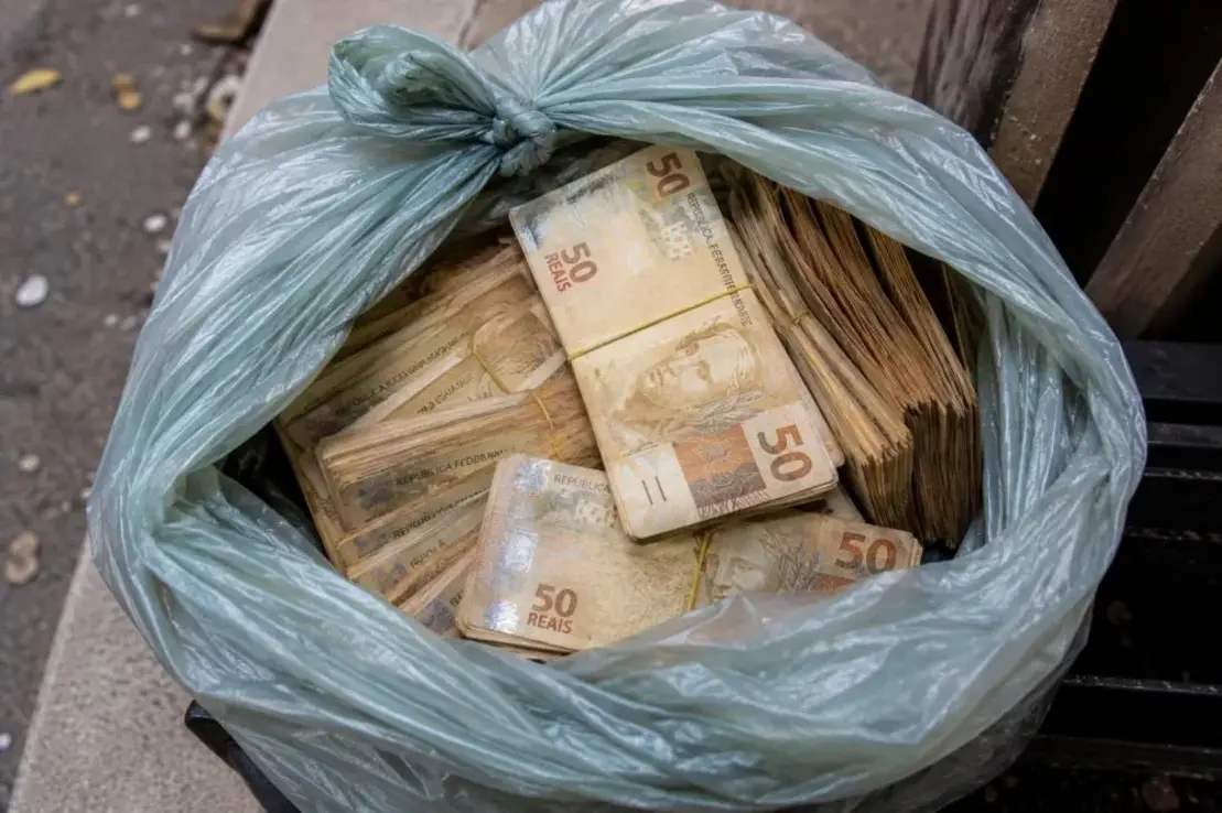 Um morador de Guaíra teve uma surpresa incomum ao encontrar R$ 5,5 mil dentro de uma lixeira pública. Confira os detalhes desta história intrigante.