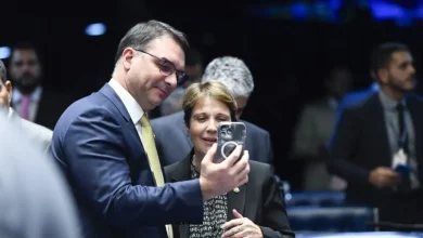 A senadora Tereza Cristina reafirma aliança com Flávio Bolsonaro para as eleições de 2026, mesmo com a posição de neutralidade adotada pelo Partido Progressistas.