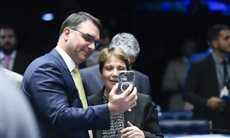 A senadora Tereza Cristina reafirma aliança com Flávio Bolsonaro para as eleições de 2026, mesmo com a posição de neutralidade adotada pelo Partido Progressistas.