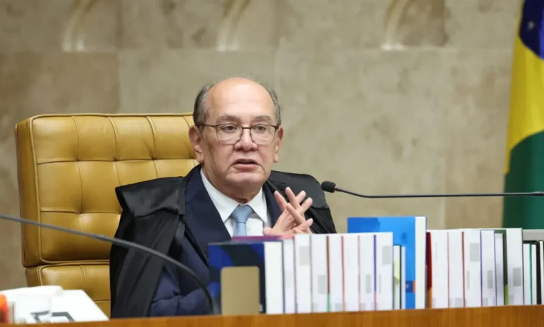 Um desembargador classificou o ministro Gilmar Mendes como 'inimigo número um' da Justiça do Trabalho, gerando intenso debate sobre o Judiciário brasileiro.