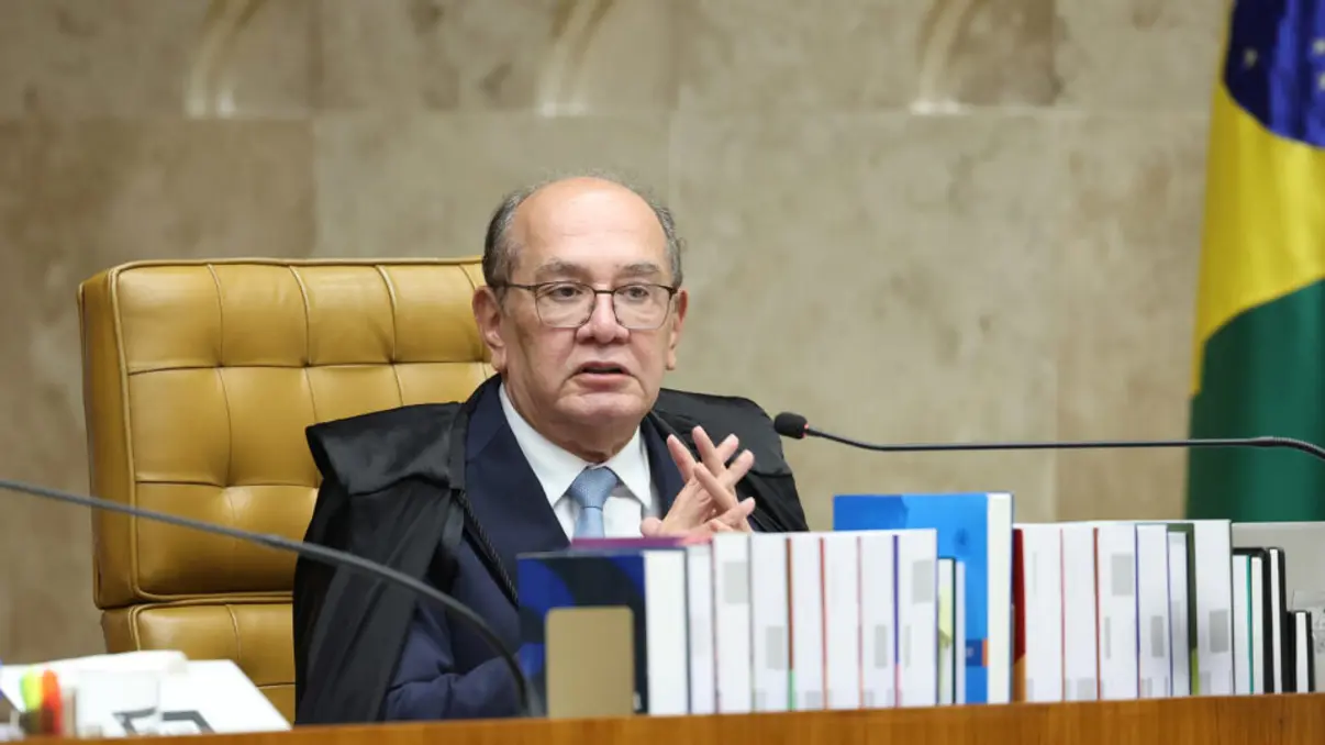 Desembargador critica Gilmar Mendes e gera polêmica no Judiciário 6 Um desembargador classificou o ministro Gilmar Mendes como 'inimigo número um' da Justiça do Trabalho, gerando intenso debate sobre o Judiciário brasileiro.