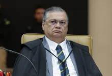 O ministro Flávio Dino determinou a nulidade de emendas de presidentes de partidos. Entenda como essa medida impacta a política e o orçamento nacional.