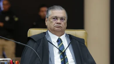 O ministro Flávio Dino determinou a nulidade de emendas de presidentes de partidos. Entenda como essa medida impacta a política e o orçamento nacional.