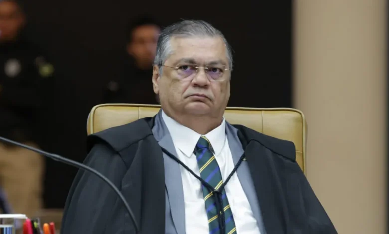 O ministro Flávio Dino determinou a nulidade de emendas de presidentes de partidos. Entenda como essa medida impacta a política e o orçamento nacional.