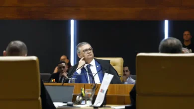 Ministro Flávio Dino paralisa processo bilionário de 40 anos 2 O ministro Flávio Dino interrompeu o julgamento de uma ação de desapropriação que tramita há quatro décadas e pode custar R$ 2,1 bilhões aos cofres públicos.