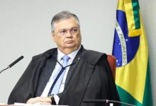 O ministro Flávio Dino nega ter defendido a obrigatoriedade do diploma para jornalistas em voto recente, explicando o contexto de seu posicionamento jurídico.