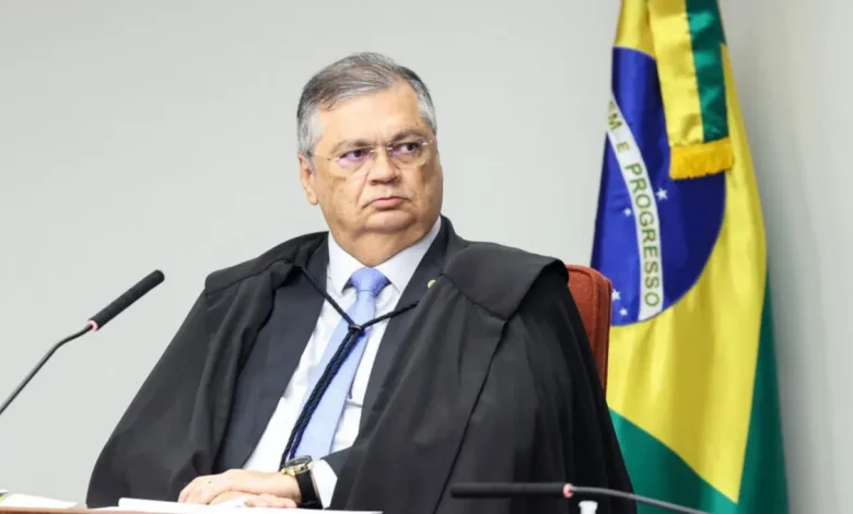 O ministro Flávio Dino nega ter defendido a obrigatoriedade do diploma para jornalistas em voto recente, explicando o contexto de seu posicionamento jurídico.