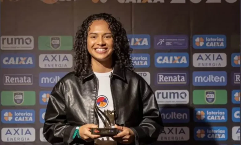 Uma atleta de Paraguaçu Paulista alcançou o topo ao ser eleita a Atleta Revelação no prêmio Melhores do Ano da Liga de Basquete Feminino (LBF).