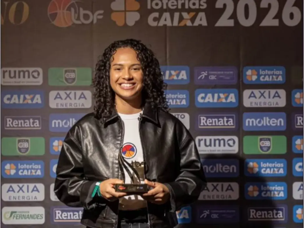 Paraguaçuense brilha e é eleita Atleta Revelação da LBF 6 Uma atleta de Paraguaçu Paulista alcançou o topo ao ser eleita a Atleta Revelação no prêmio Melhores do Ano da Liga de Basquete Feminino (LBF).